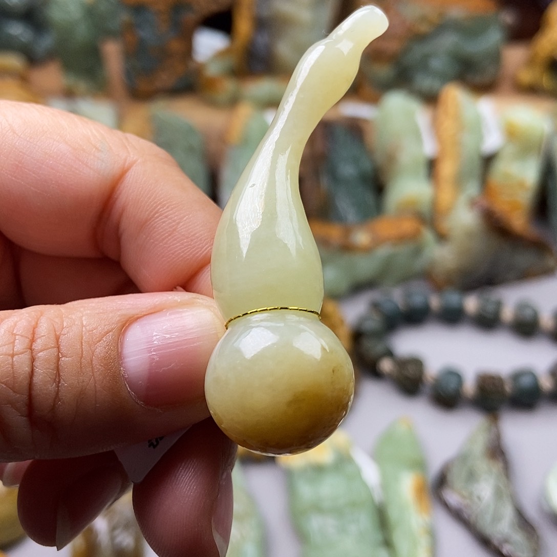 岫岩老玉（透闪石质玉）挂坠未镶嵌
