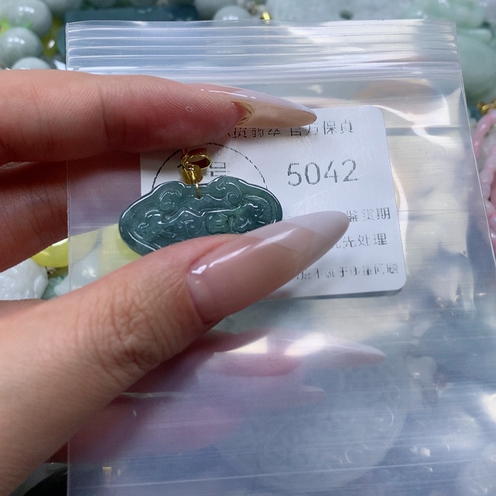 翡翠颈饰未镶嵌翡翠