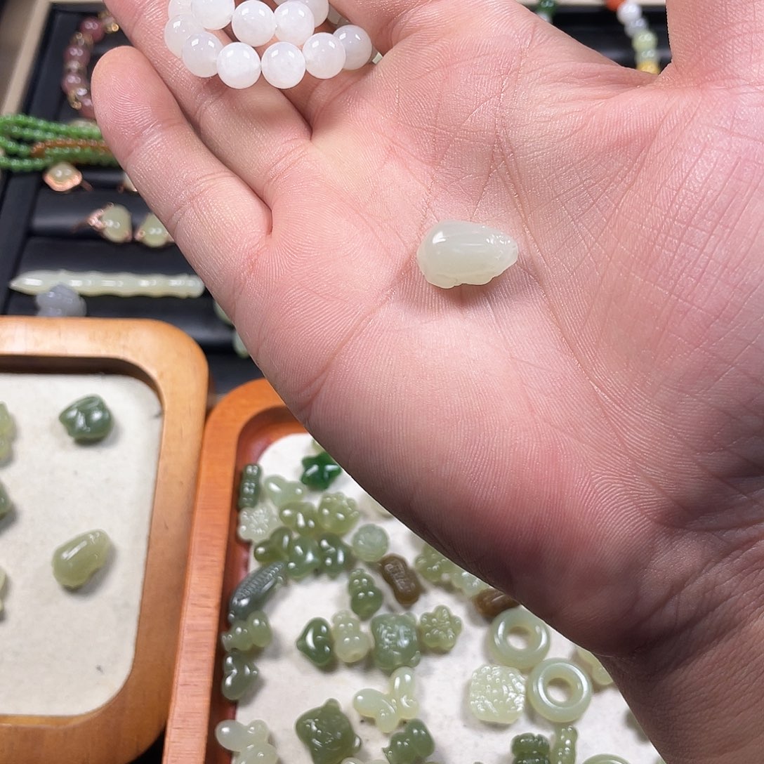 晴***儿和田玉未镶嵌颈饰