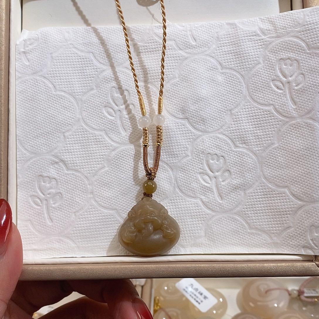 和田玉颈饰未镶嵌红*狼