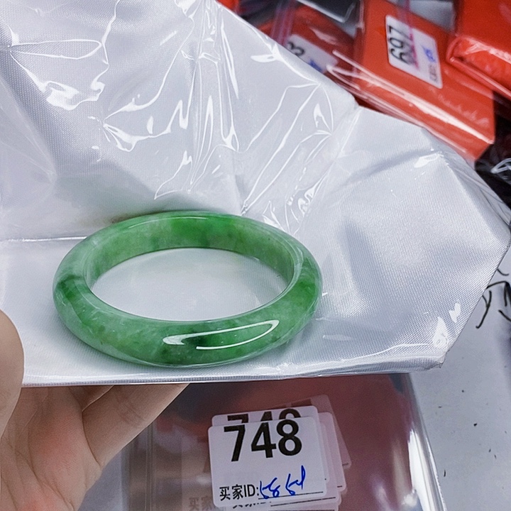 翡翠未镶嵌手镯一图一物实物为准（微瑕处理）