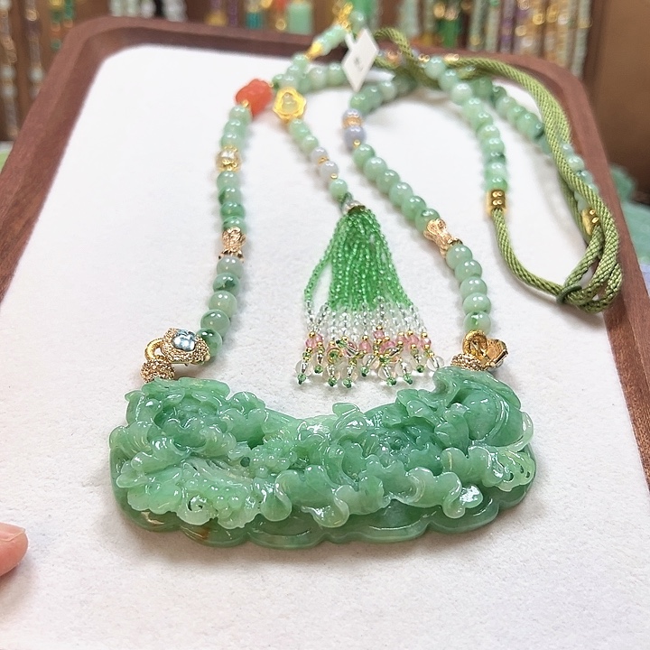 翡翠颈饰未镶嵌吊坠