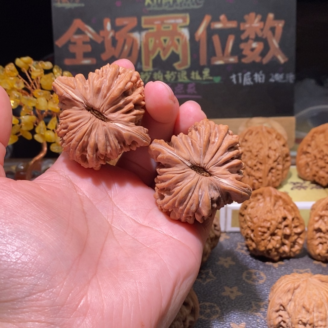 李***白文玩核桃吊坠楼子