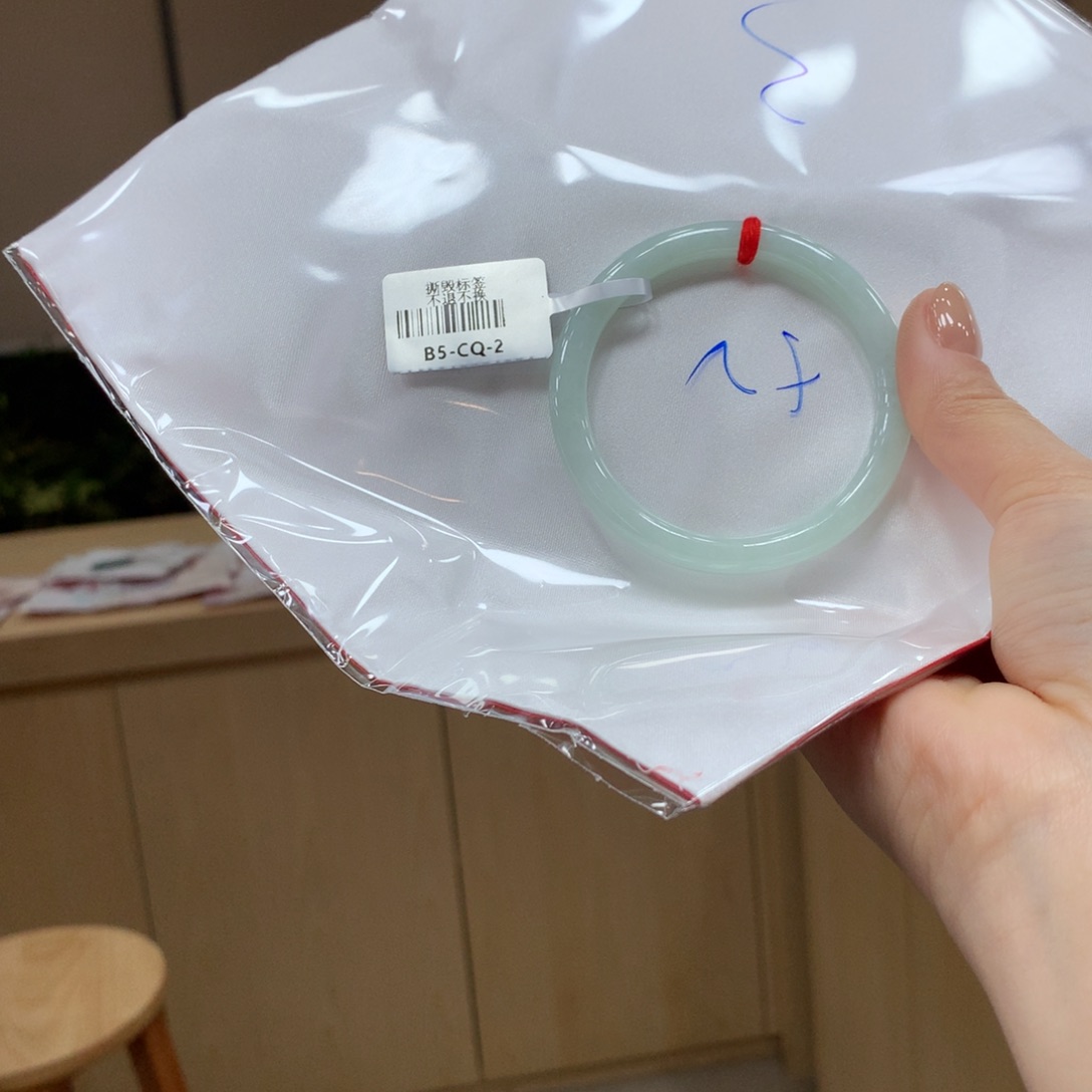 翡翠手镯未镶嵌不退不换