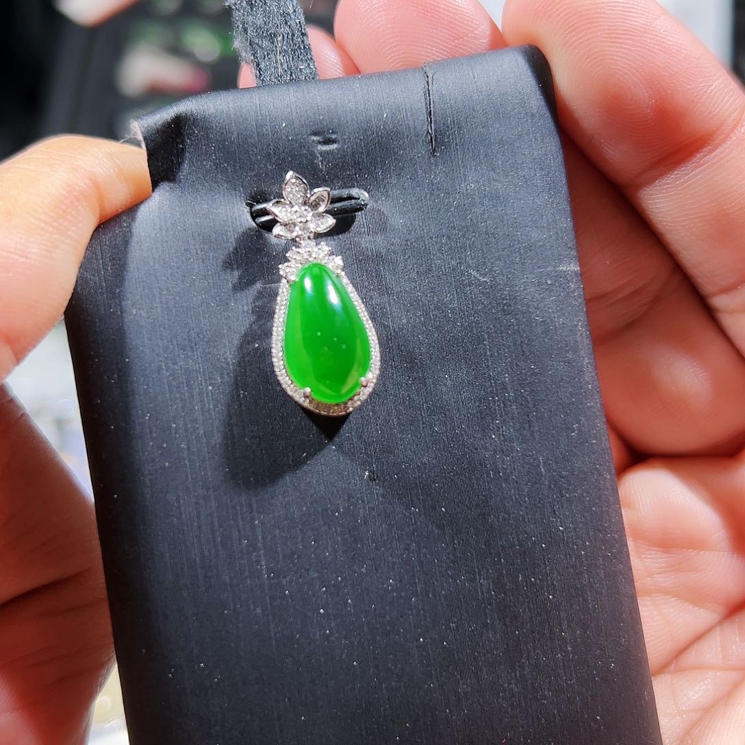 翡翠吊坠(不含链)18K金镶嵌吊坠