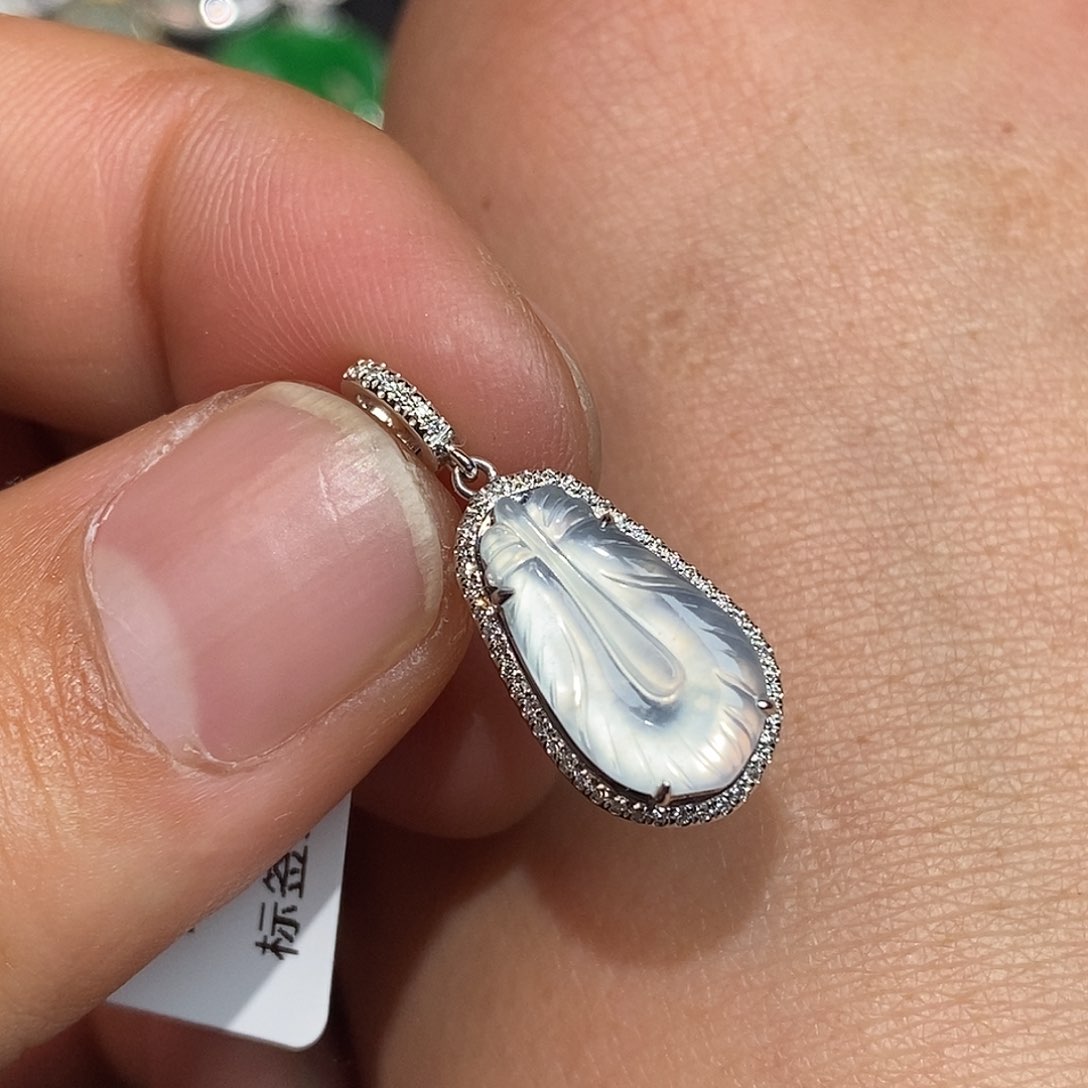 翡翠颈饰18K金镶嵌叶子