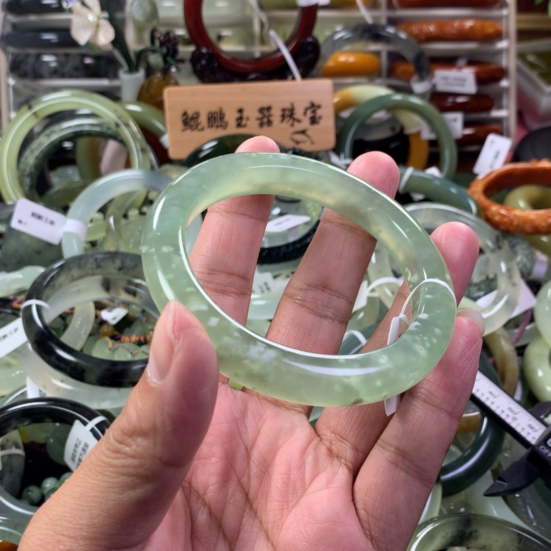 蛇纹石玉手镯未镶嵌薯**。