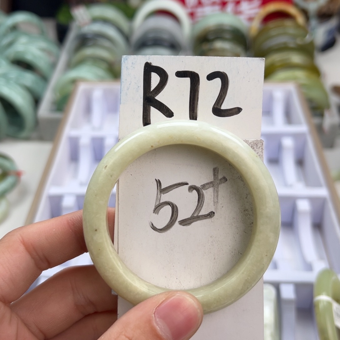 岫玉手镯未镶嵌天然岫玉微瑕，可以正常佩戴