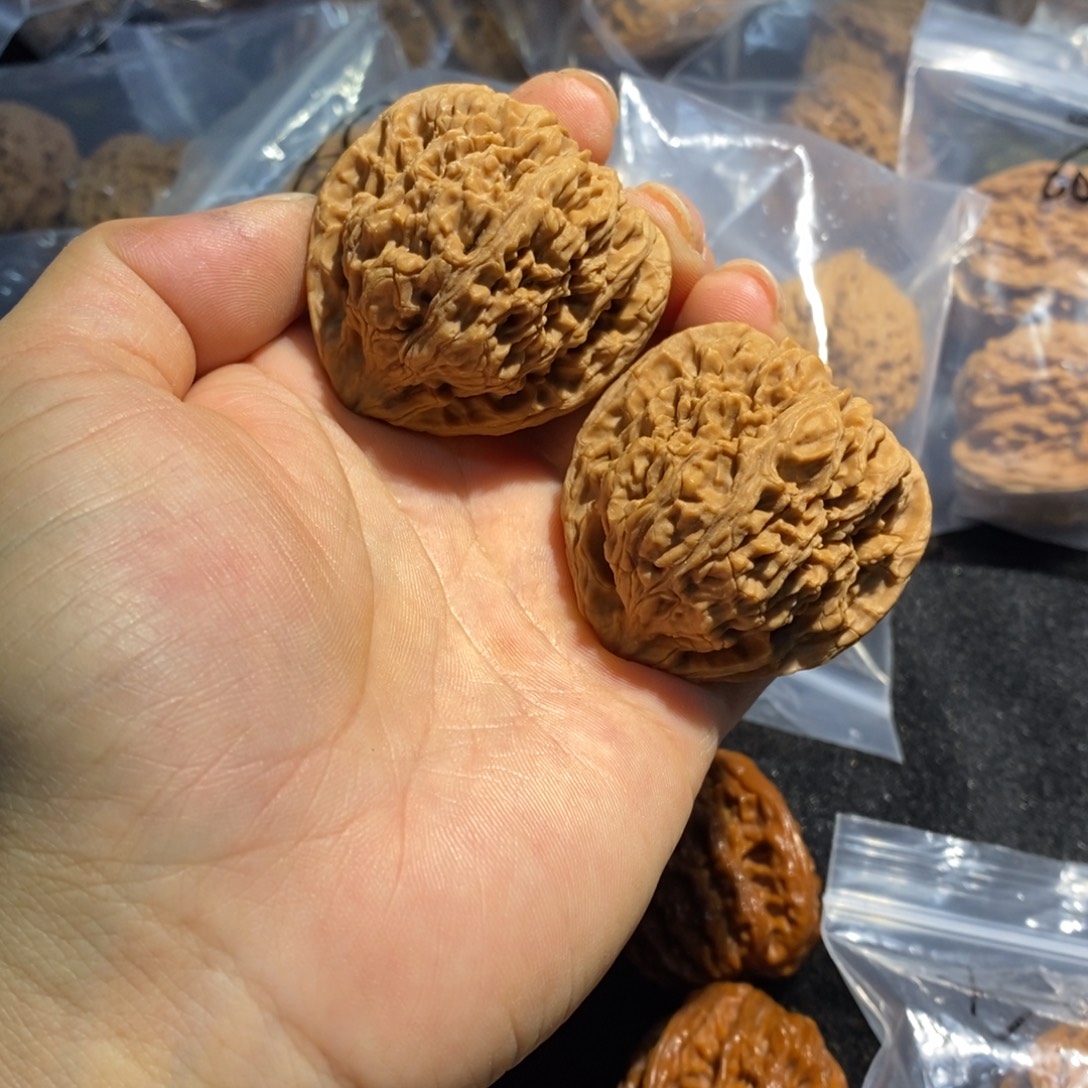 文玩核桃吊坠南疆石核桃100