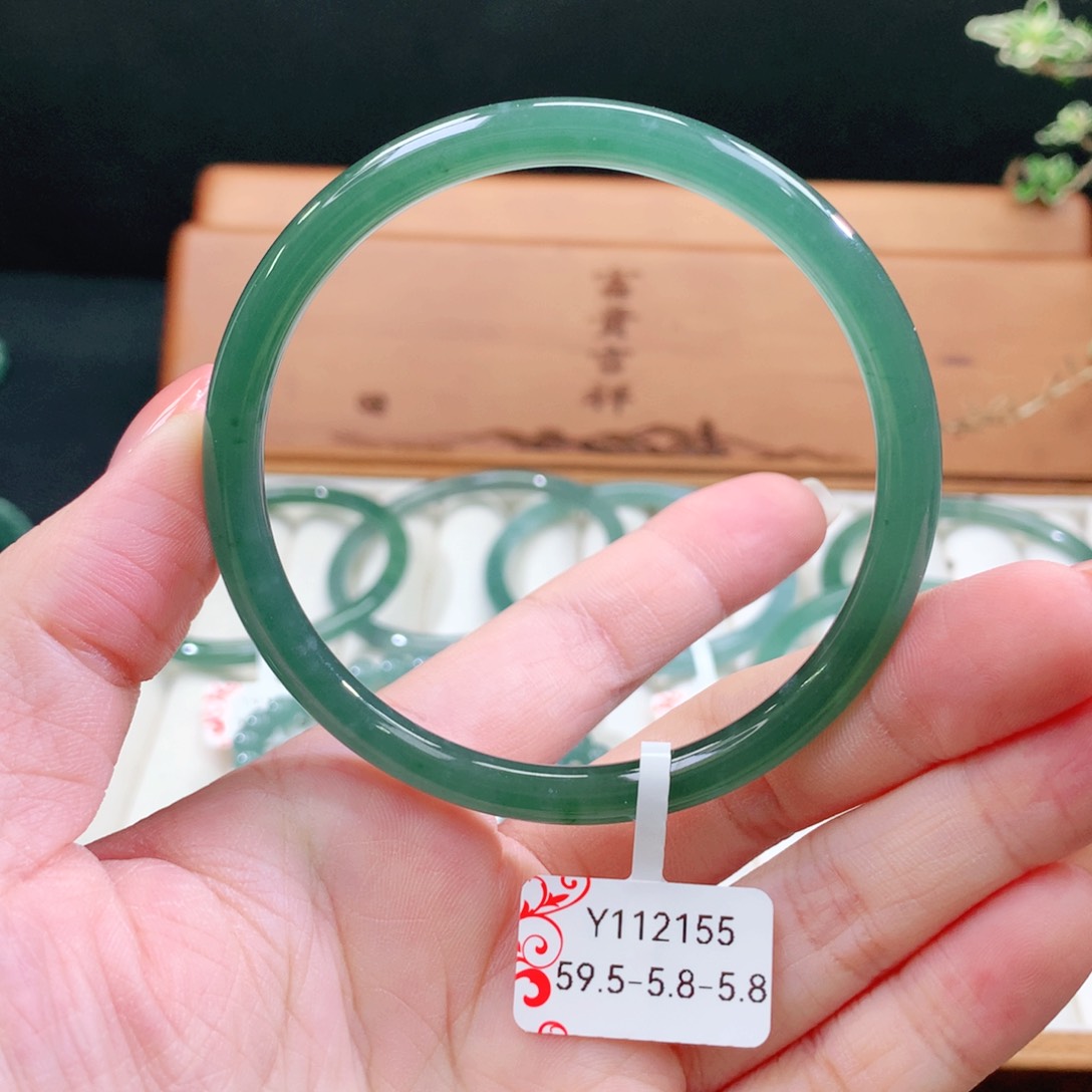 翡翠手镯未镶嵌天然
