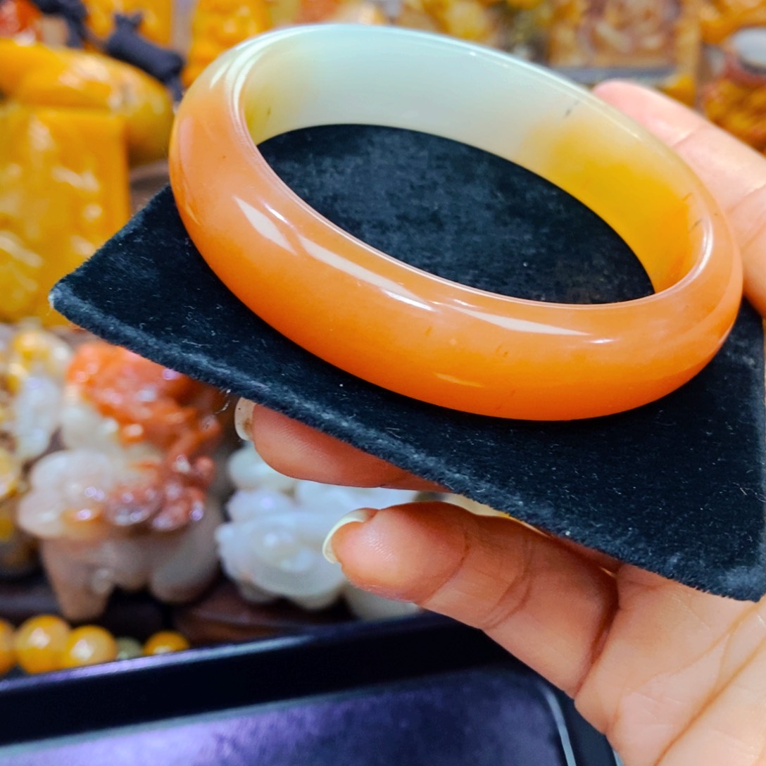 未镶嵌石英质玉（黄龙玉）颈饰