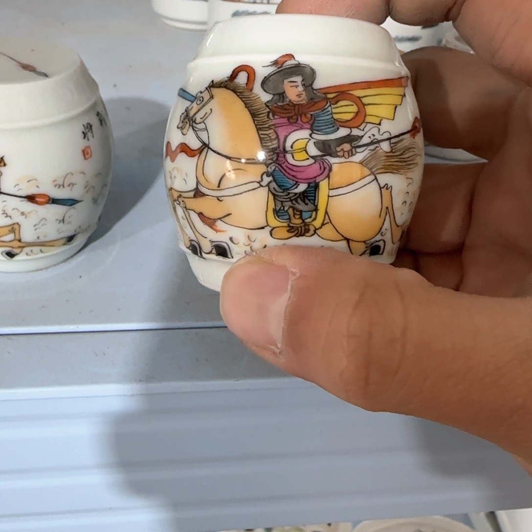 瓷片瓷器等为原料而形成独特艺术形式