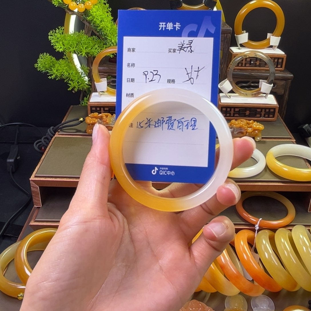 未镶嵌手镯石英质玉美**和