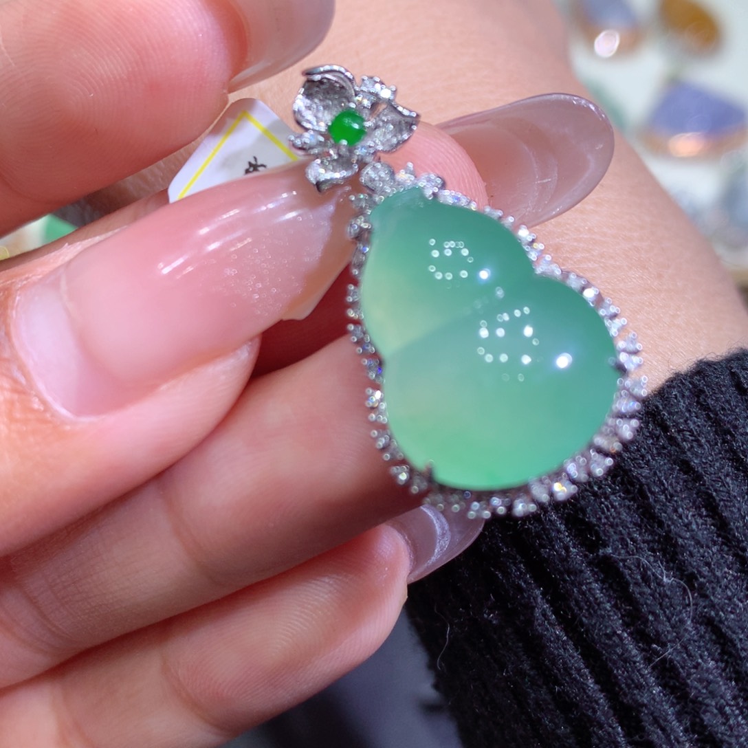 翡翠吊坠(赠链)18K金镶嵌