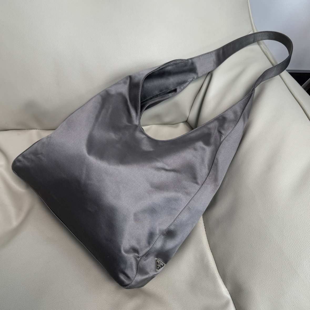 95新 Prada/普拉达 灰色缎面hobo腋下包