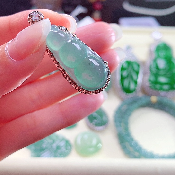 翡翠颈饰未镶嵌天然