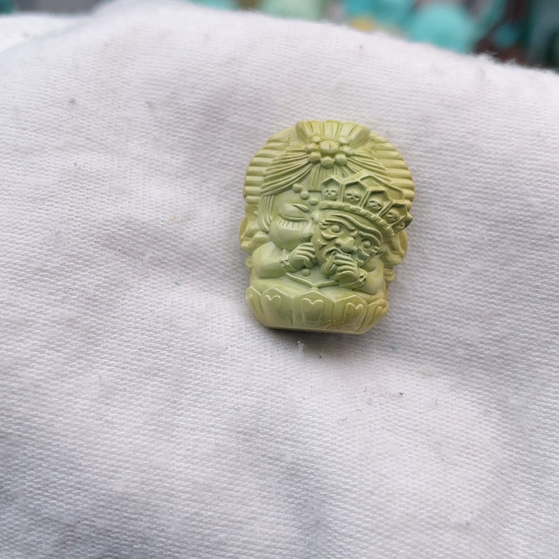 绿松石未镶嵌颈饰