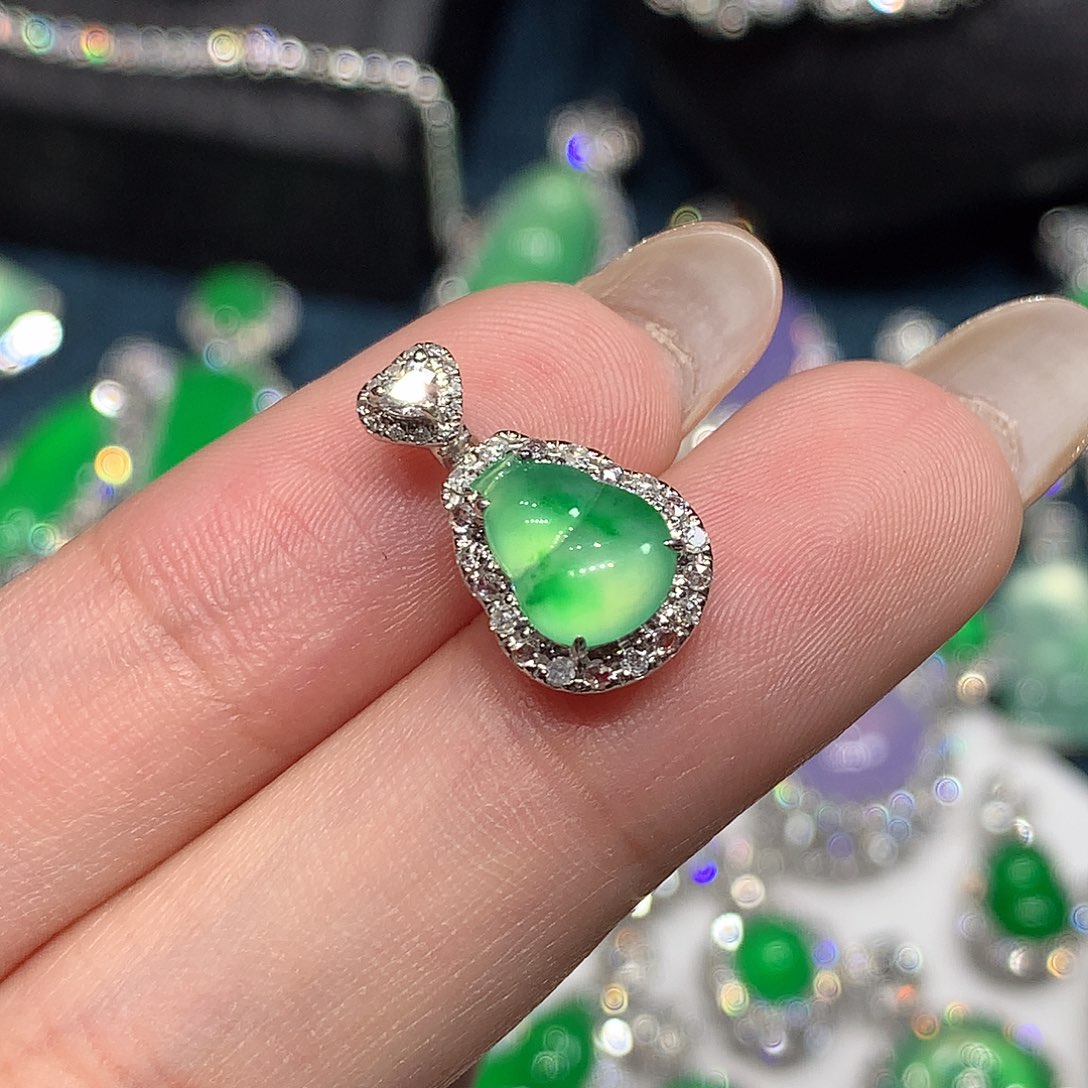 颈饰18K金镶嵌翡翠葫芦