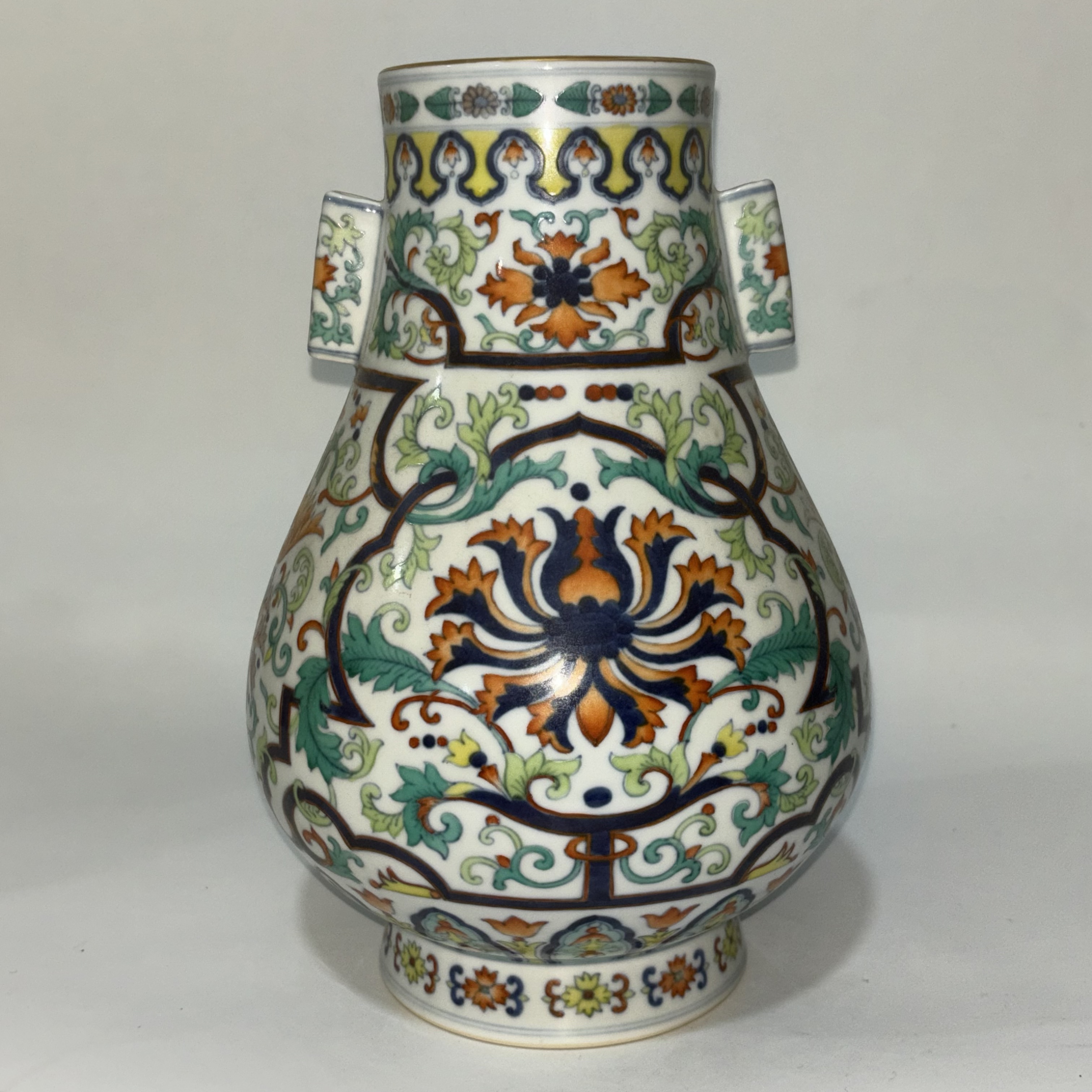 斗彩缠枝花卉纹贯耳瓶JD2501-045