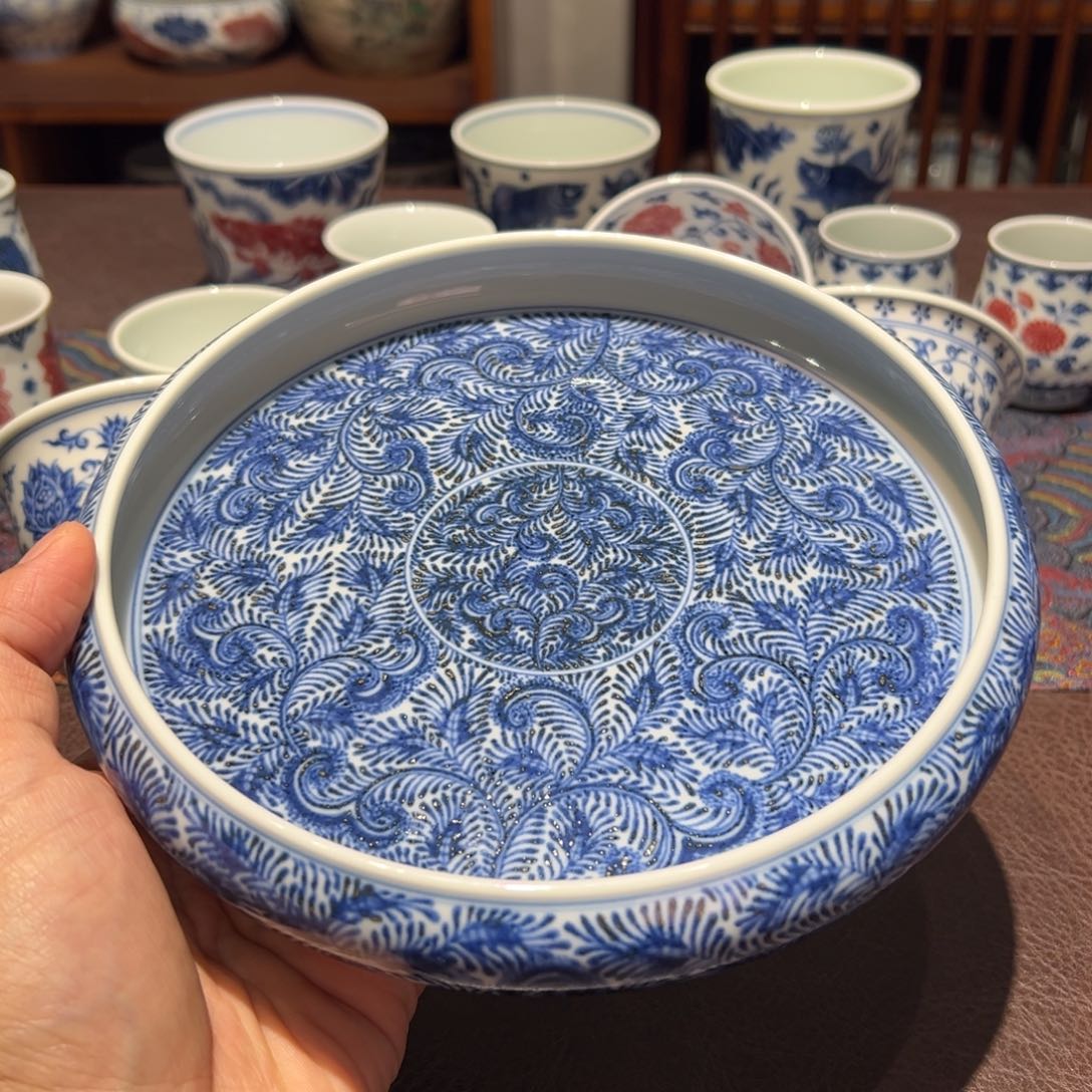 精品青花卷草纹壶承口径约17厘米