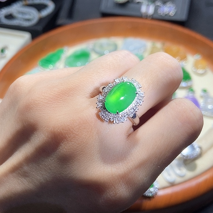 颈饰18K金镶嵌翡翠