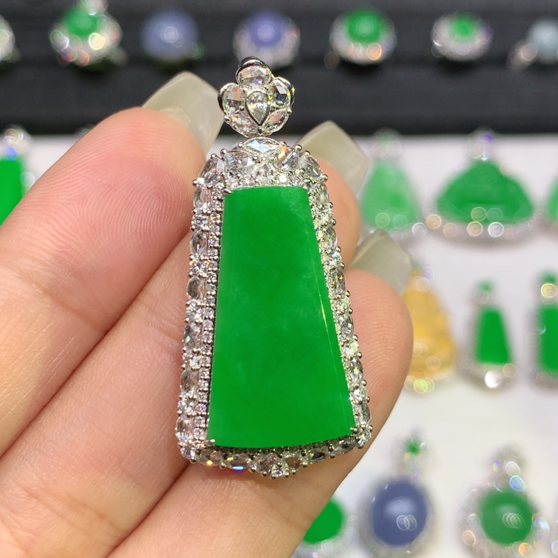 翡翠18K金镶嵌颈饰