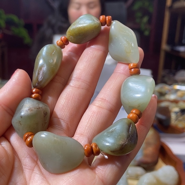 和田玉手串未镶嵌移****家