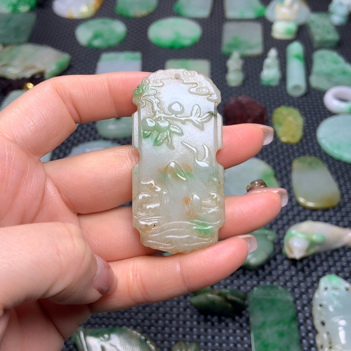 翡翠挂件未镶嵌……