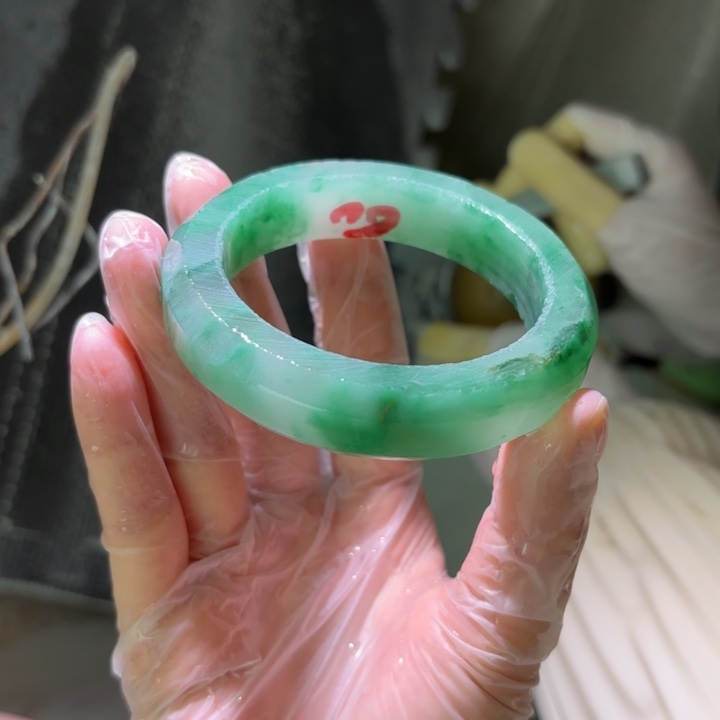 小***师石英质玉（非洲翠）未镶嵌手镯定制