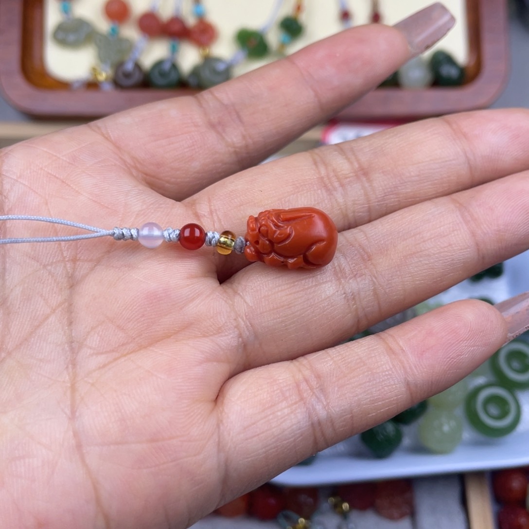 南红玛瑙貔貅手机挂未镶嵌