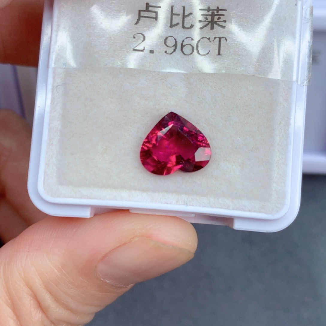 未镶嵌2.96克拉裸石红色碧玺