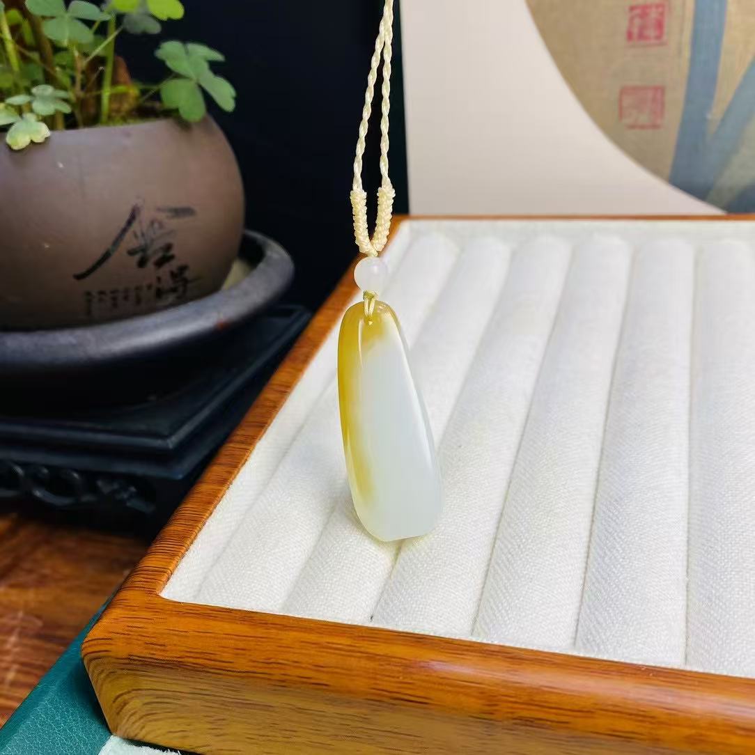 和田玉糖白随形吊坠42*16*8 赠绳