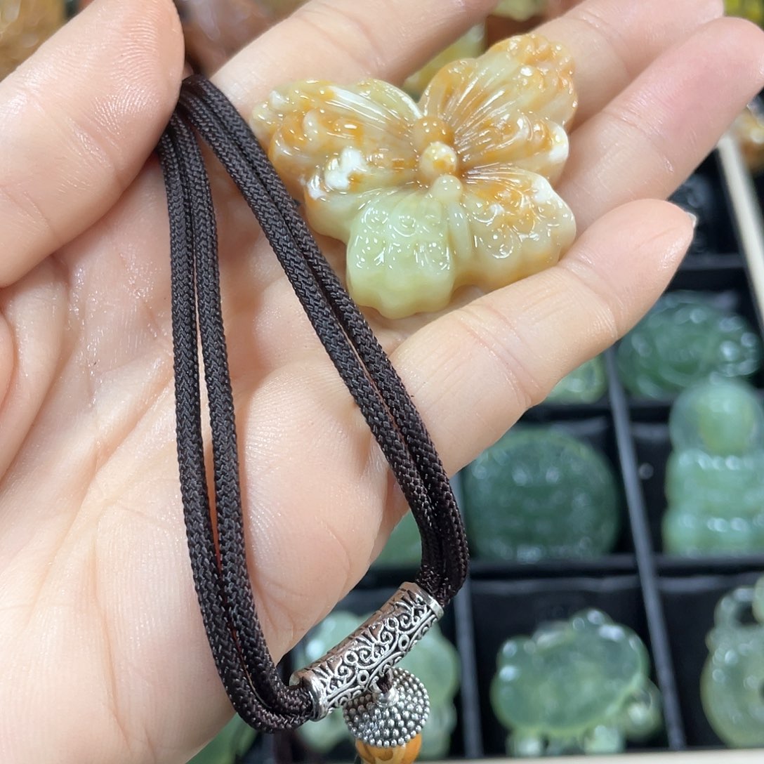 蛇纹石玉颈饰合金