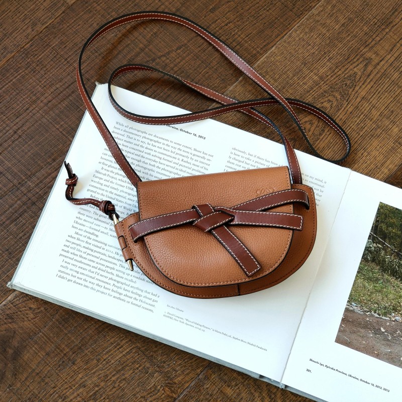 99新 LOEWE/罗意威 Azul-焦糖拼色粒面牛皮gate mini斜挎包/52491