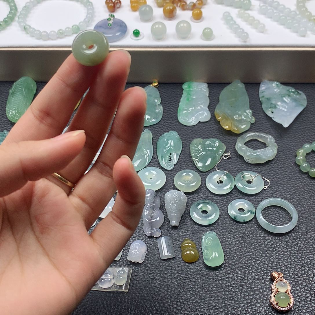 翡翠未镶嵌颈饰平安扣