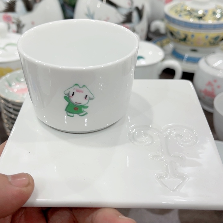 壶釉下五彩的瓷器和瓷器