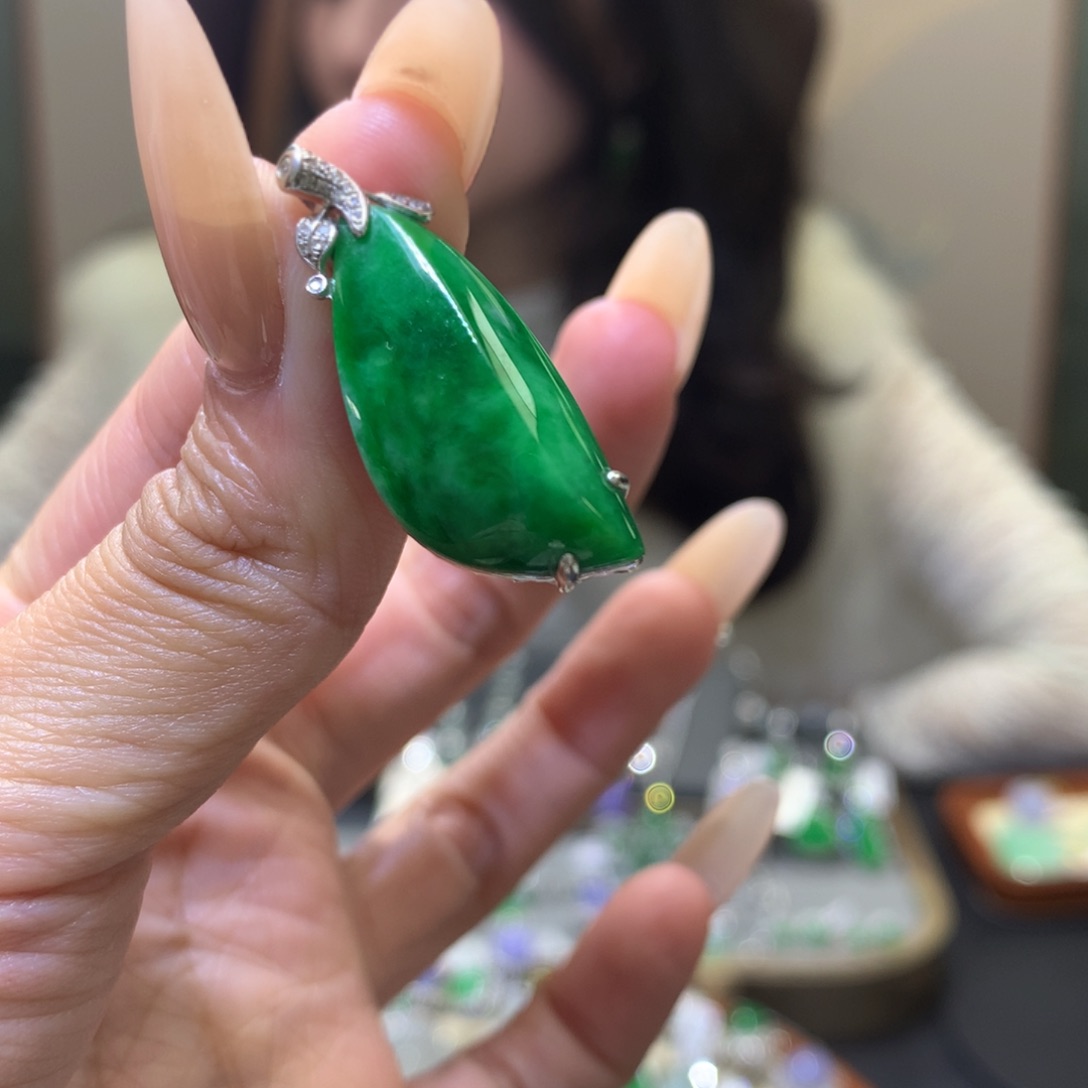 颈饰18K金镶嵌翡翠