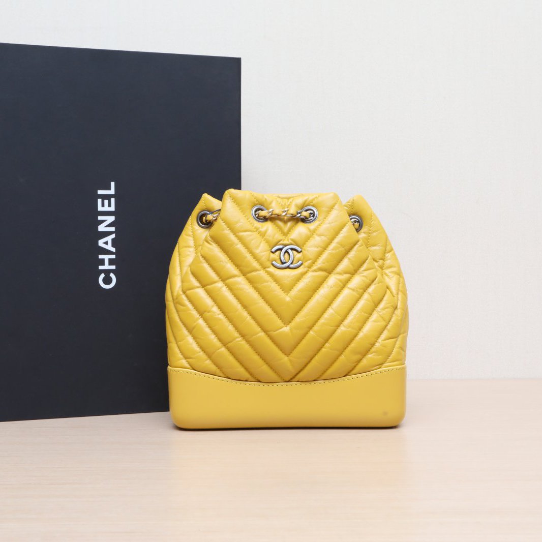 95新 Chanel/香奈儿 小花黑黑 流浪 双肩包 小号 黄色 漆皮 28开