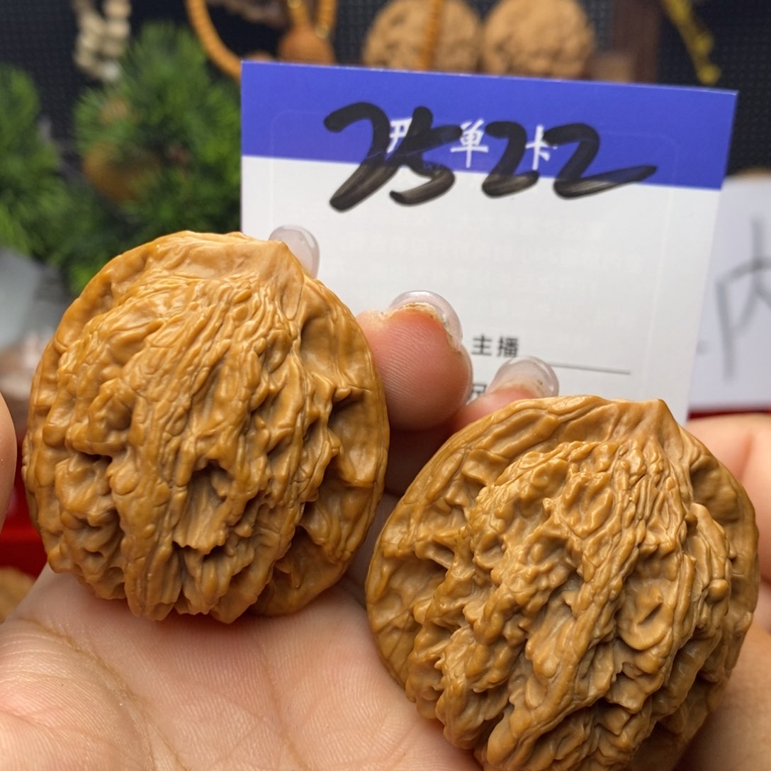 文玩核桃吊坠虎头。 边44。丹。全品