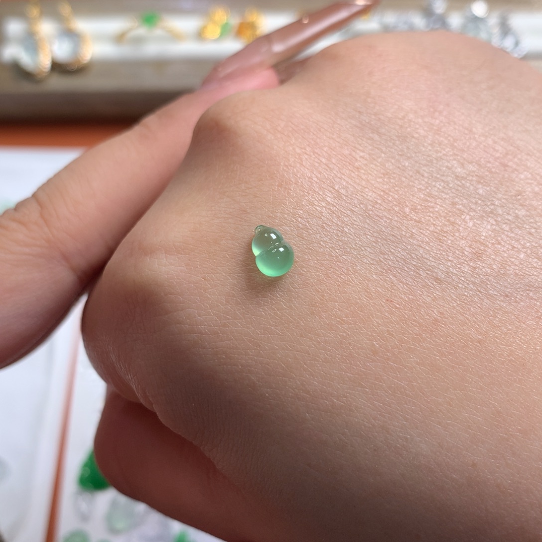 翡翠未镶嵌颈饰炸光