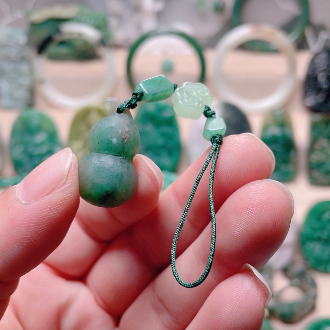 独山玉未镶嵌颈饰