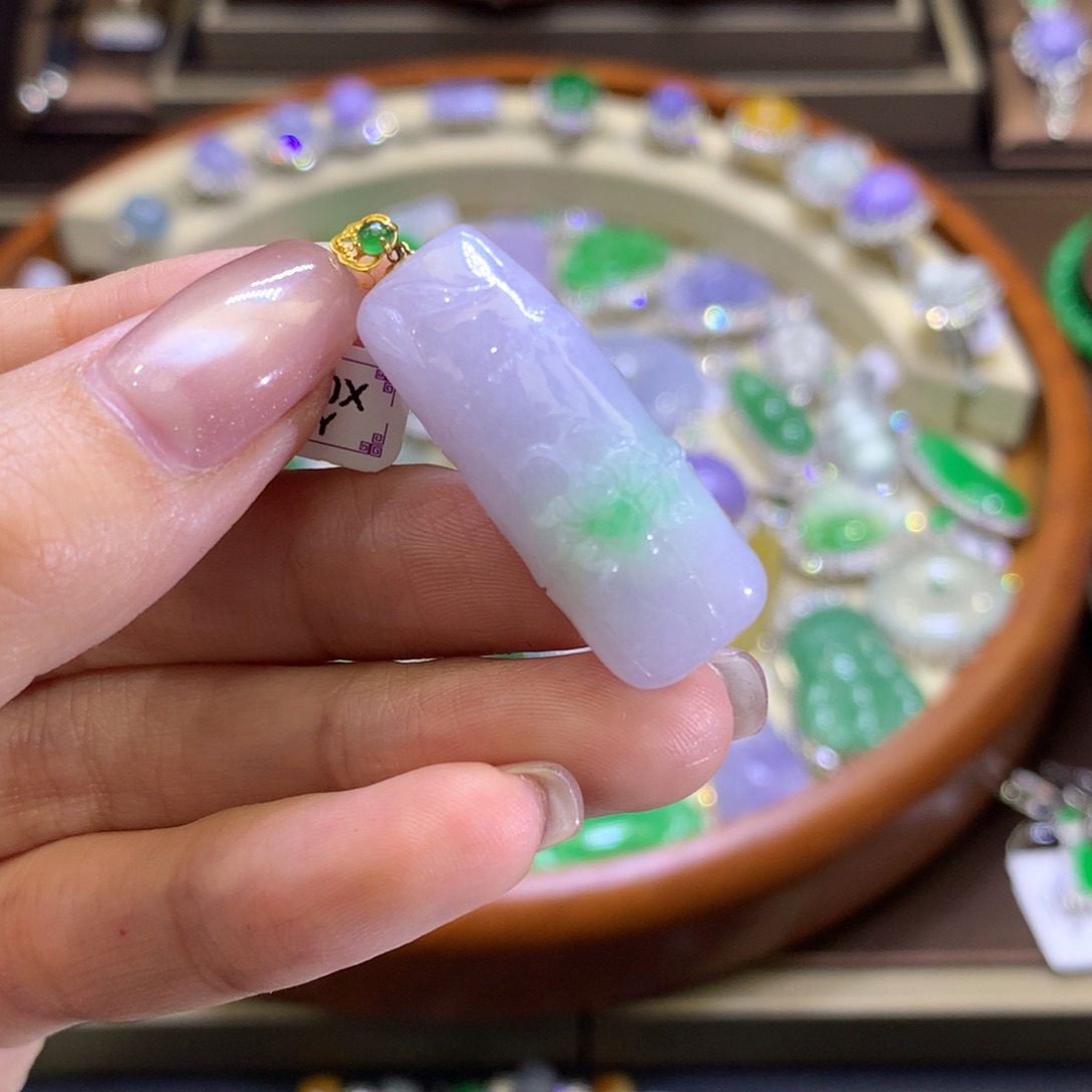 翡翠颈饰18K金镶嵌翡翠吊坠