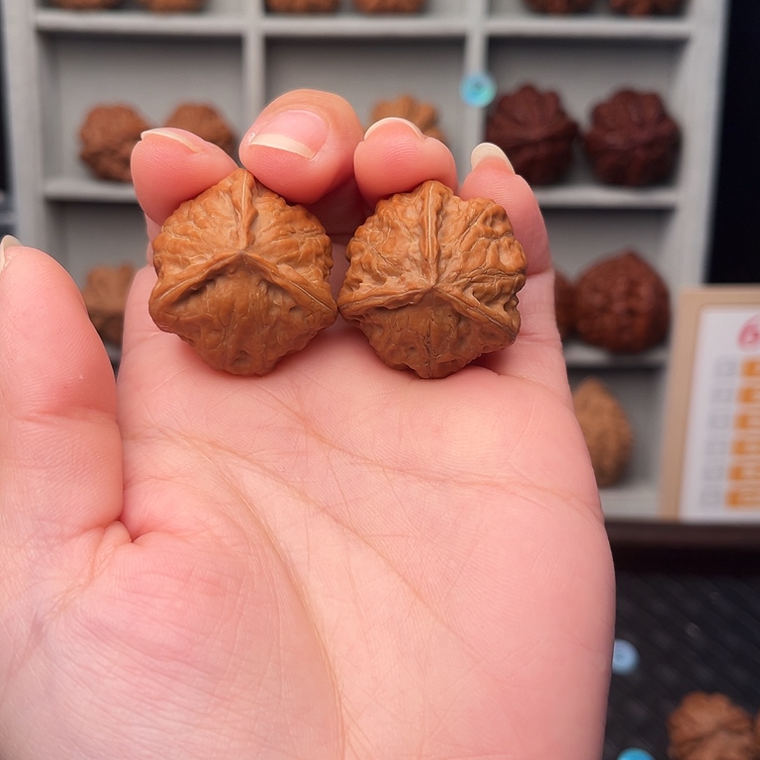 当***生文玩核桃把件三棱Z