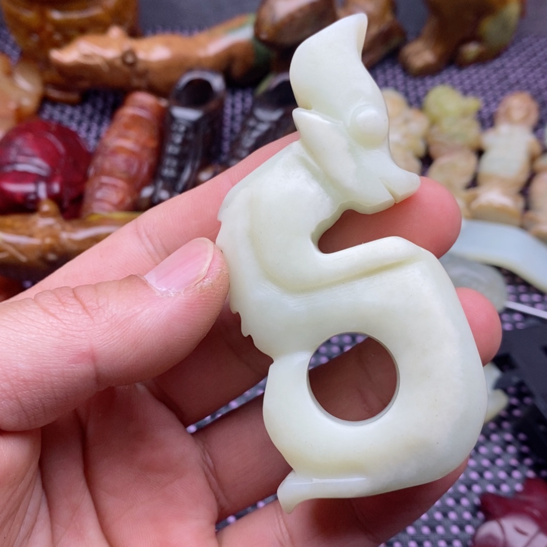 蛇纹石玉颈饰未镶嵌