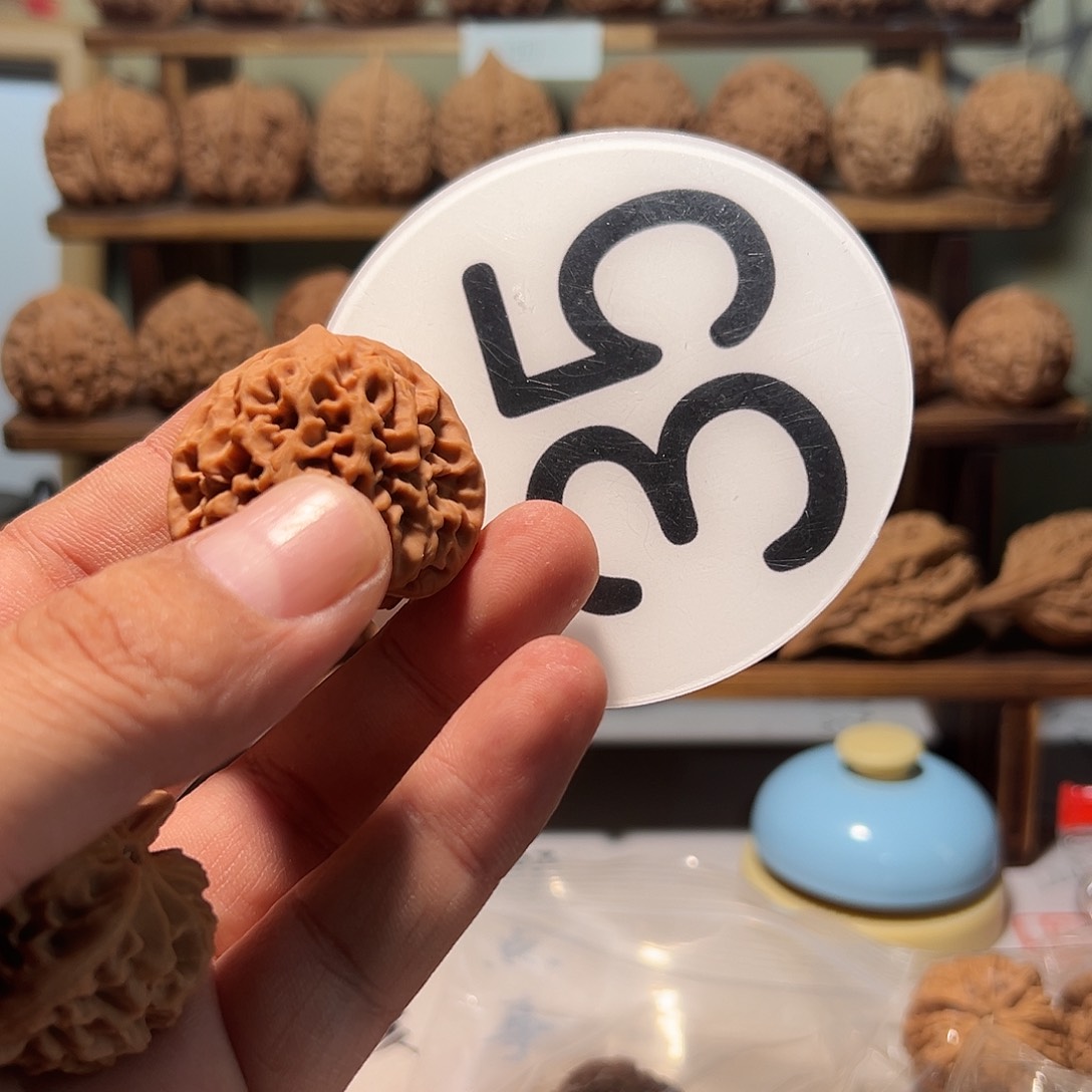 年***比文玩核桃，白色35号