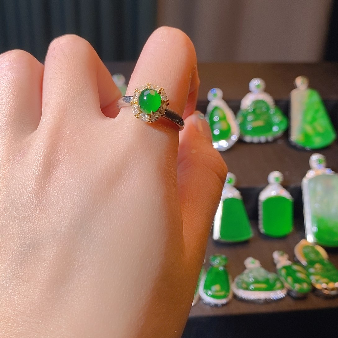 翡翠戒指未镶嵌。