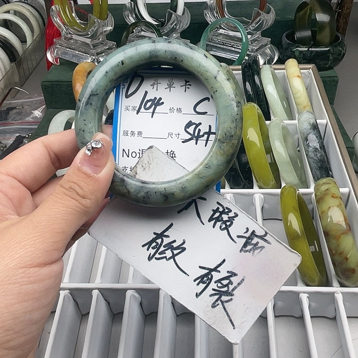 蛇纹石玉未镶嵌手镯