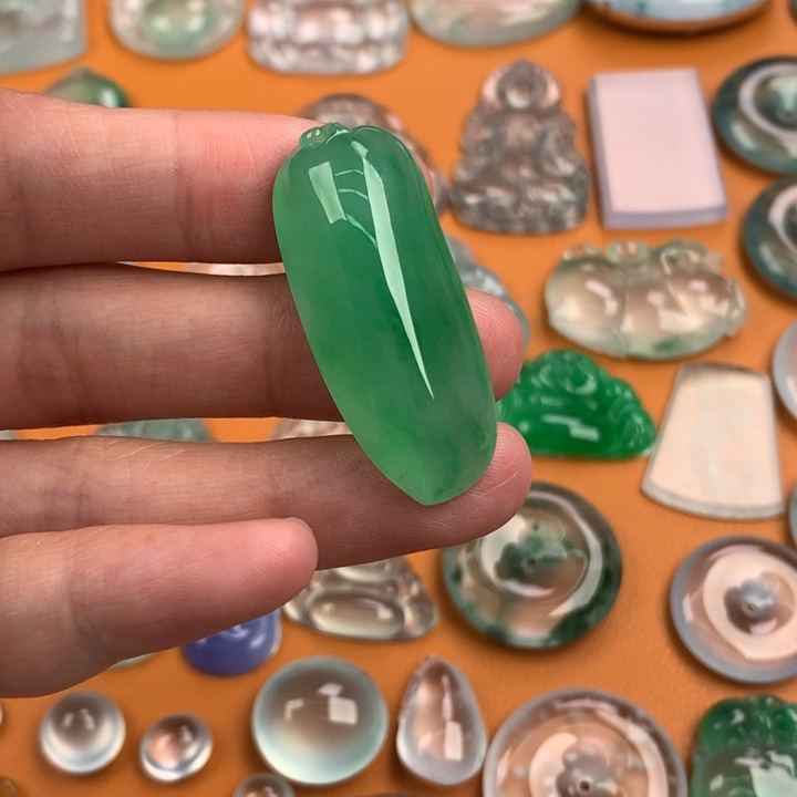 翡翠挂件未镶嵌…..