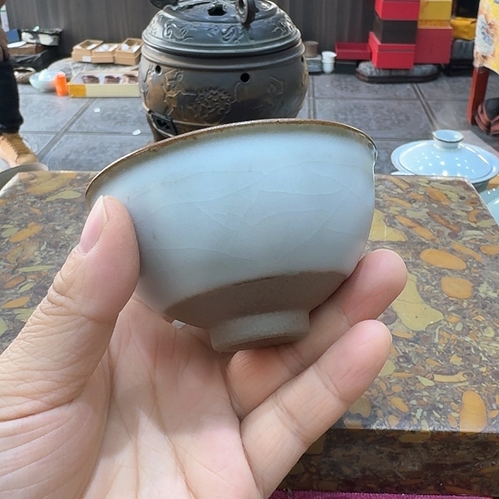 汝瓷杯一个，瓷。品茗