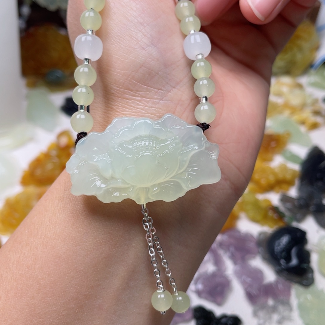 蛇纹石玉颈饰未镶嵌